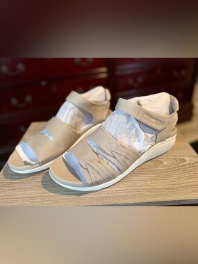 Easy Spirit Weber Beige/Tan Strappy Comfort Sandals